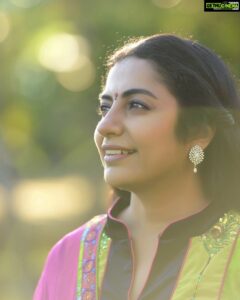 Suhasini Maniratnam Instagram - I’m meeting you twice this evening. 5 pm with Senthil and 6 pm with RJ sano both in their live streams. Pls join both @the_s_community@s_community_senthil @rj_sano