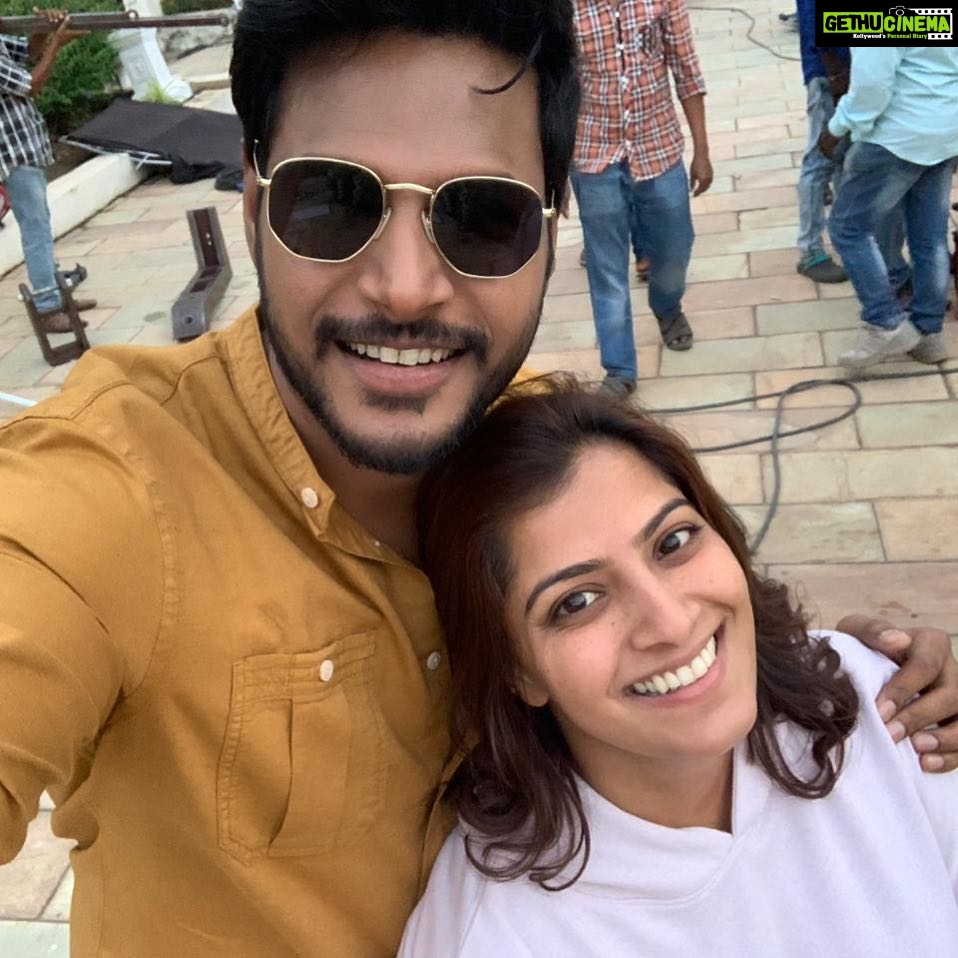 Sundeep Kishan Instagram - Not a single dull moment with this brat on set..Welcome to Telugu Cinema Industry @varusarathkumar ma 🤗🤗🤗 I m sure maa Telugu Cinema Prekshakulu will love you 🤗 #TenaliRamaKrishnaBaBL