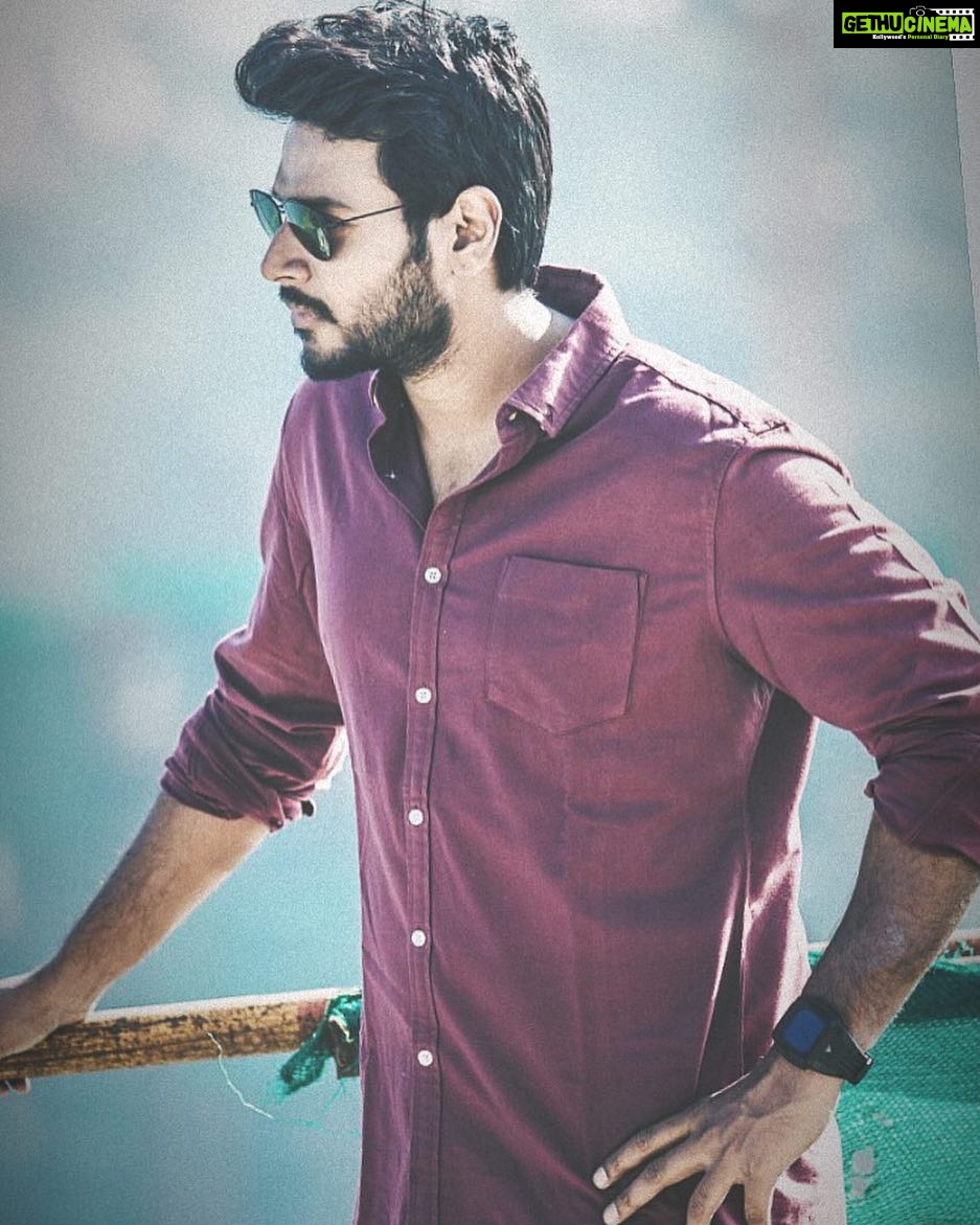 Sundeep Kishan Instagram - I just realised that I m always thinking...even when I m posing ππ Guess what was running in mind when this picture was clicked ? Photo Courtesy : @crafty_chandu On the sets of #NinnuVeenadiNeedanuNene #NVNN