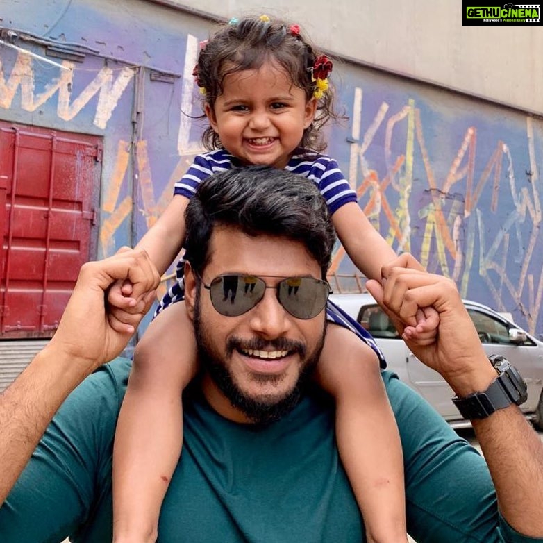 Sundeep Kishan Instagram - The best thing about shooting in Bombay today- Anaira 😍😍 The last time I met her she was a toddler in my arms 😍😍😍 @krishna.dk #bombay #TheFamilyMan #babyniece