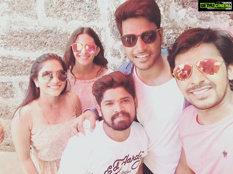 Sundeep Kishan Instagram - Reposting a click from the sets of #MansukuNachindi :) @amyradastur93 @iampunarnavibhupalam @priyadarshi @abhay :) #goa #feb16th