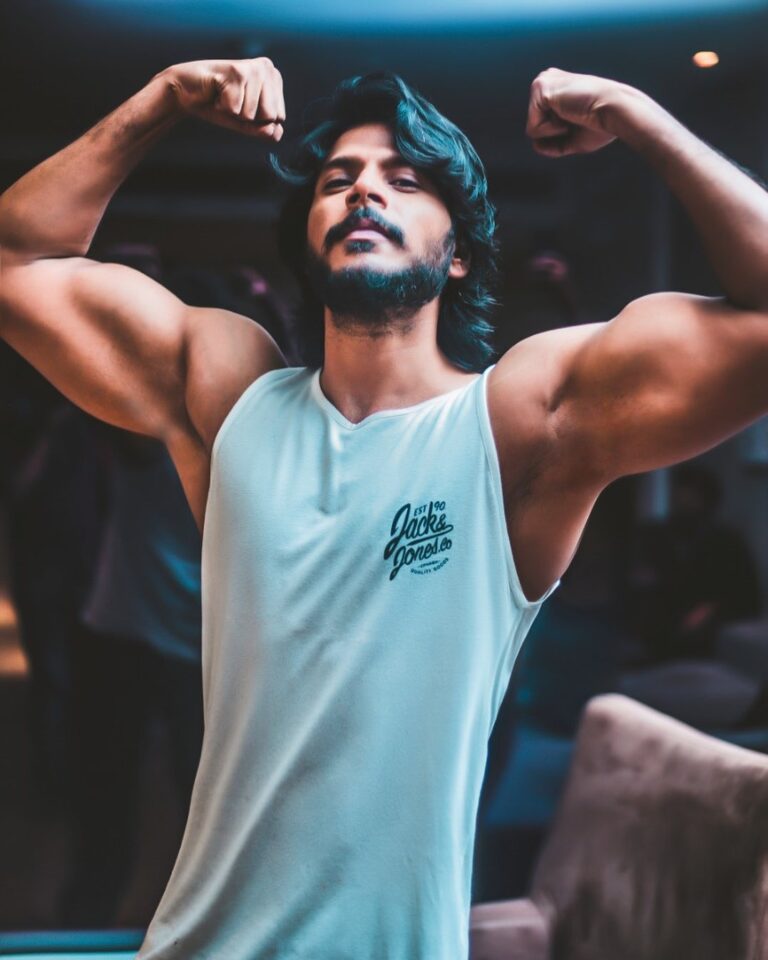 Sundeep Kishan Instagram - Flex Flexier Flexiest ...🙇🏻 (Read like Cool Cooler Coolest 😉) This a regular lingo of mine that my friends are aware of..just introducing you guys to it 😂🤟🏽 Ps: I think cool is one of the Coolest words in the world as it signifies staying at peace and handling everything with a smile ❤️ @kuldepsethi @crafty_chandu #A1Express #Sk #singleking