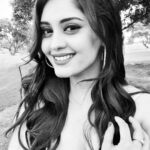 Surabhi Instagram – Love your Self-ie ;)