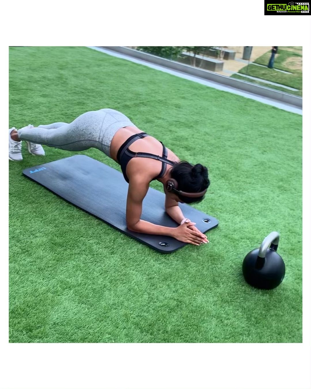 Sushma Raj Instagram - #planks are not just for your abs. They strengthen your entire body! They make your core pop,strengthen your lower back and build your shoulders! Best part is you don’t need any equipment. #staystrong #hollow