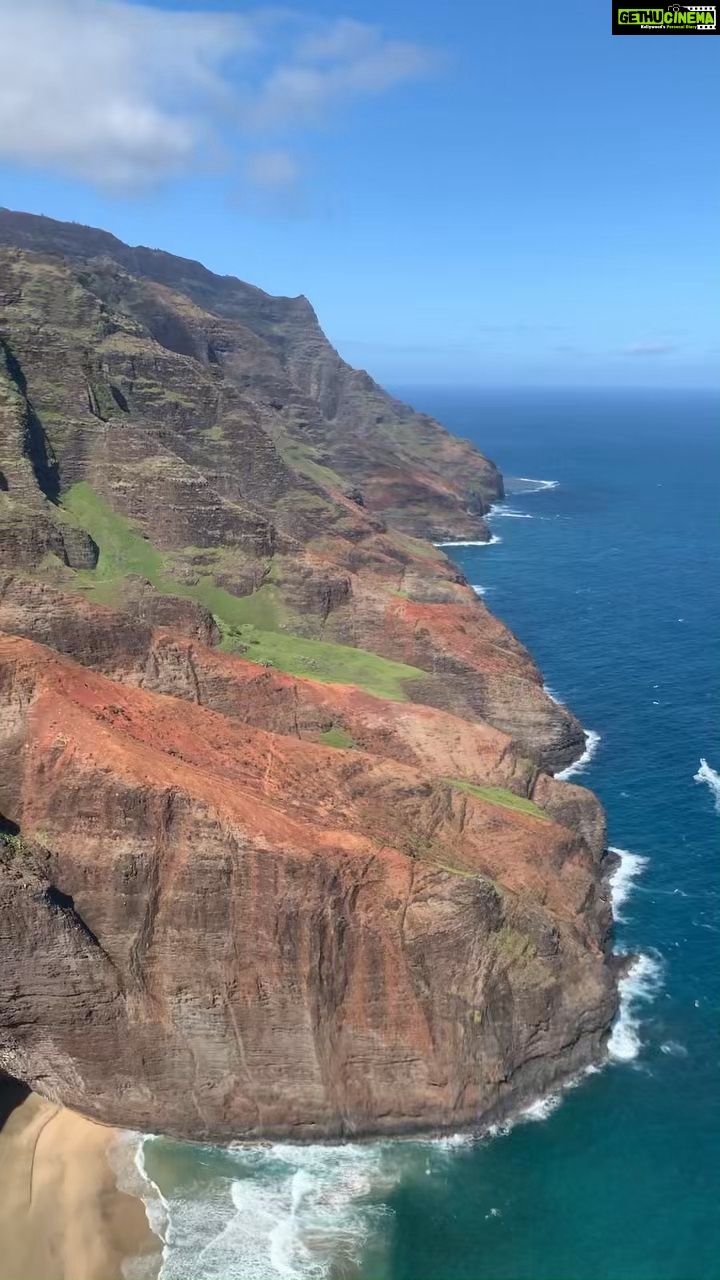 Sushma Raj Instagram - Hands down this is the one of the best experiences I had so far😍. No doors helicopter ride! #beauty #napalicoast #hawaii ❤️