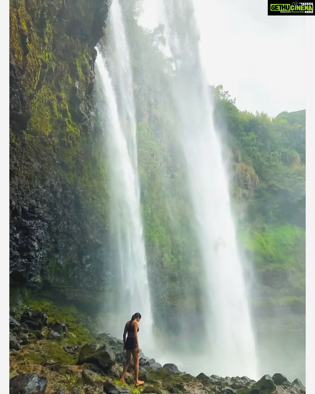 Sushma Raj Instagram - Breathtaking view! #surreal #wailuafalls 173 ft! #kauai Wailua Falls