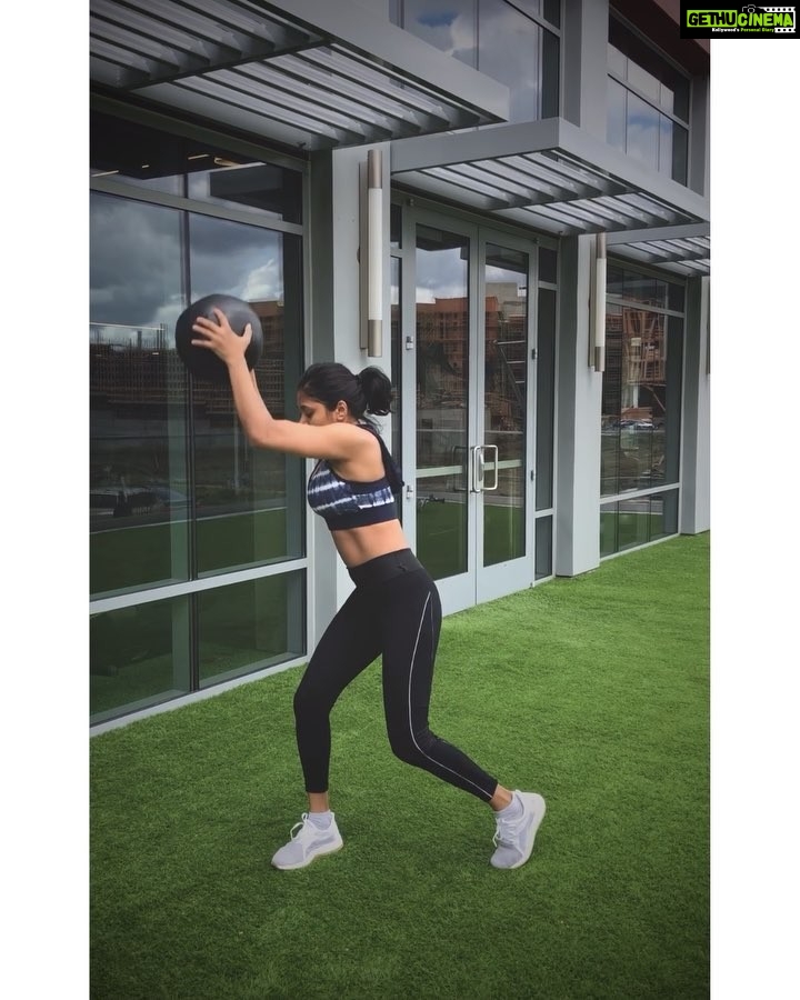 Sushma Raj Instagram - Upper body medicine ball workout 🔥simple but effective! #coreworkout #endurance