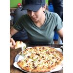 Sushma Raj Instagram - I don’t eat pizza quite often but when I eat I make sure I eat a large one 😜 it’s not a cheat day just that am craving for a pizza 🍕. Eat as u like but make sure u compensate by spending extra time in the gym!!🤷🏻‍♀️ #beastmode