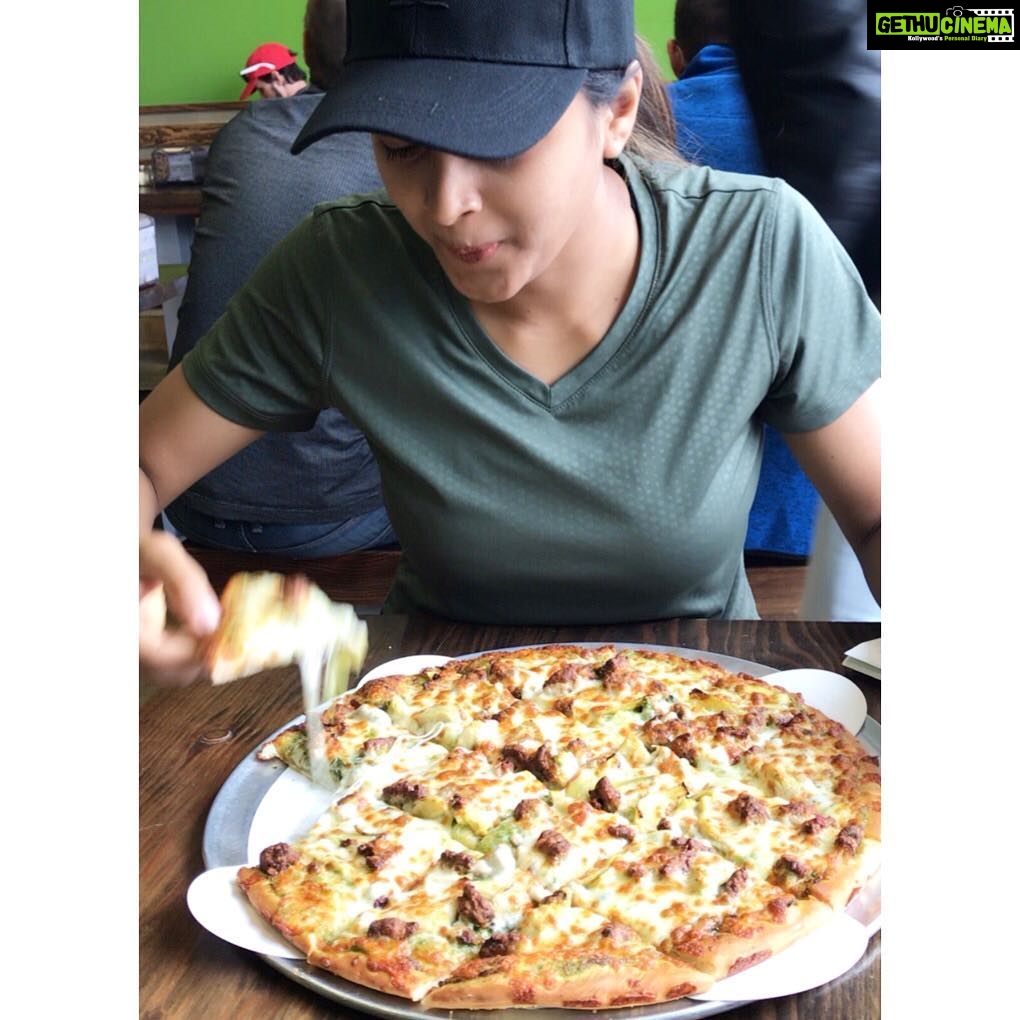 Sushma Raj Instagram - I donβt eat pizza quite often but when I eat I make sure I eat a large one π itβs not a cheat day just that am craving for a pizza π. Eat as u like but make sure u compensate by spending extra time in the gym!!π€·π»ββοΈ #beastmode