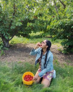 Sushma Raj Instagram - #cherrypicking #farmfresh 🍒 #weekendgetaway
