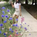 Sushma Raj Instagram - Dance with the flowers #dancepartner #naturelove