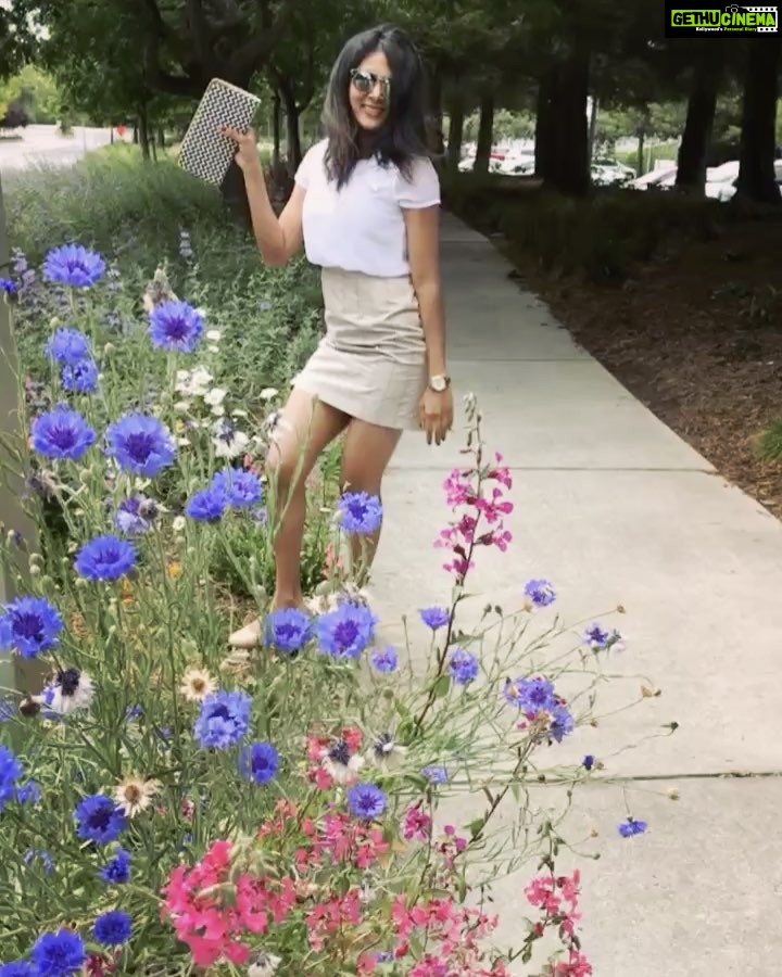 Sushma Raj Instagram - Dance with the flowers #dancepartner #naturelove