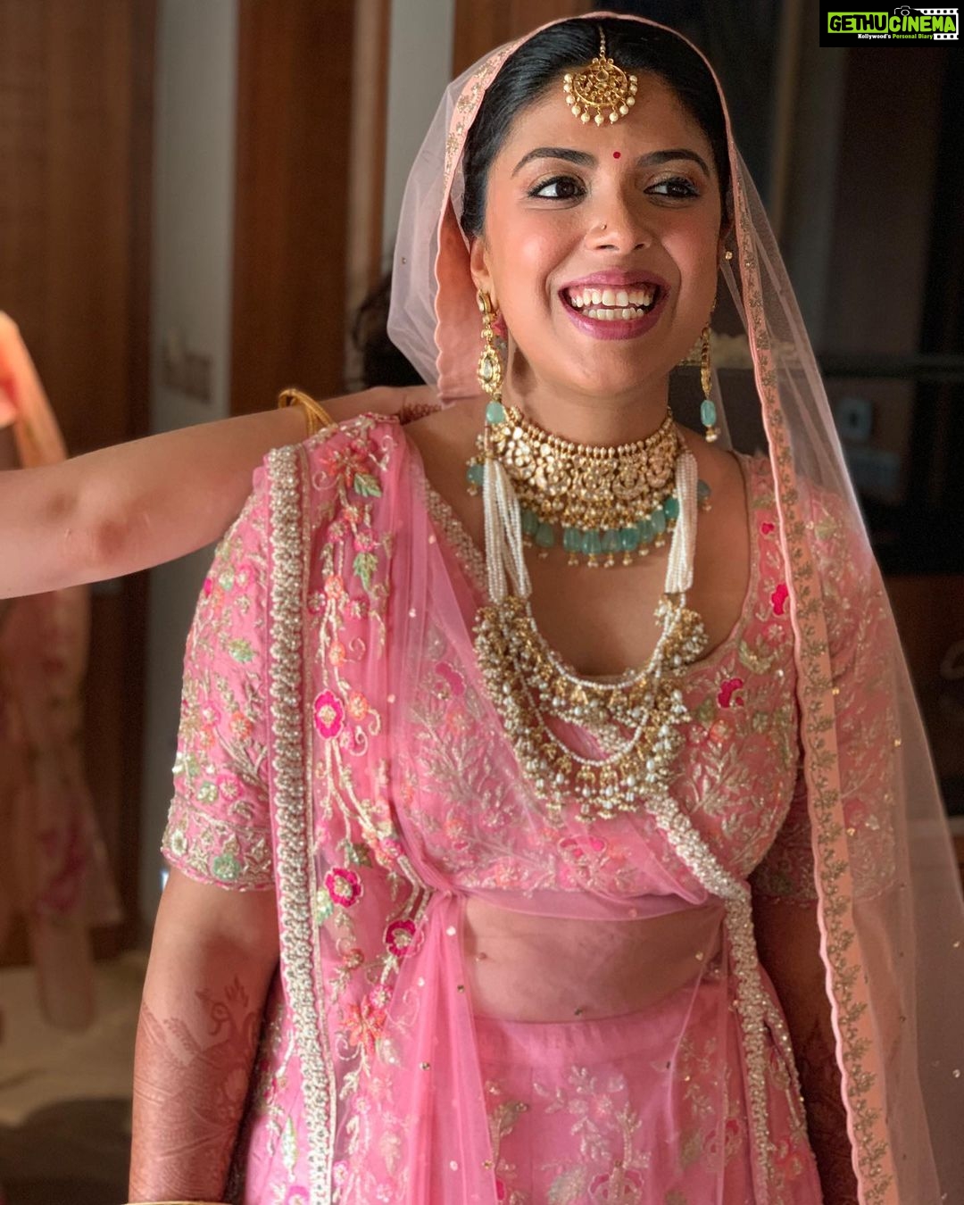 Swara Bhaskar Instagram - Happy happy birthday to my sister & the keeper of every family story, secret and gossip ever told ππ€π @theriggedveda @shastriveda have a great day and wonderful year and donβt spill any secrets! πππ€π€ππ