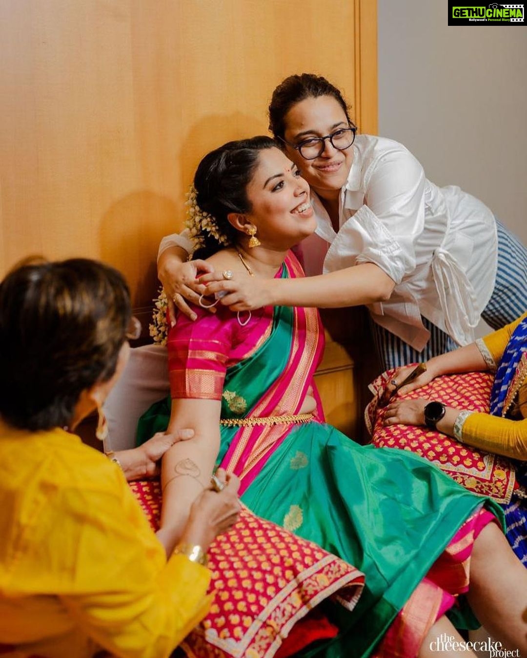 Swara Bhaskar Instagram - Happy happy birthday to my sister & the keeper of every family story, secret and gossip ever told ππ€π @theriggedveda @shastriveda have a great day and wonderful year and donβt spill any secrets! πππ€π€ππ