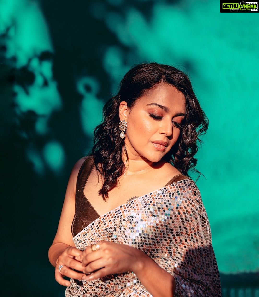 Swara Bhaskar Instagram - Badan pe sitaarey lapettey huey.. ✨ Outfit & jewellery: @manishmalhotra05 @manishmalhotraworld . Makeup: @makeupbypoojagosain Hair: @lawangtamang95 @anukaushikstudio Styled: @prifreebee . Pics: @lensthing
