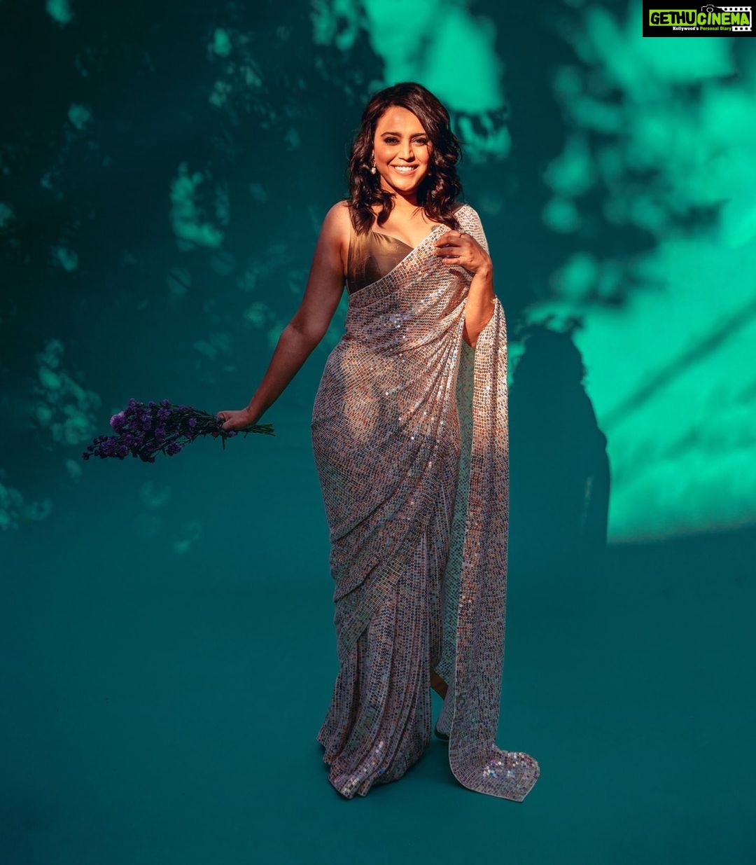 Swara Bhaskar Instagram - Badan pe sitaarey lapettey huey.. ✨ Outfit & jewellery: @manishmalhotra05 @manishmalhotraworld . Makeup: @makeupbypoojagosain Hair: @lawangtamang95 @anukaushikstudio Styled: @prifreebee . Pics: @lensthing