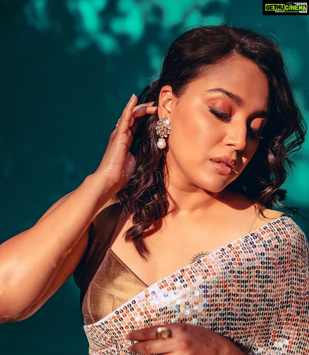 Swara Bhaskar Instagram - Badan pe sitaarey lapettey huey.. ✨ Outfit & jewellery: @manishmalhotra05 @manishmalhotraworld . Makeup: @makeupbypoojagosain Hair: @lawangtamang95 @anukaushikstudio Styled: @prifreebee . Pics: @lensthing