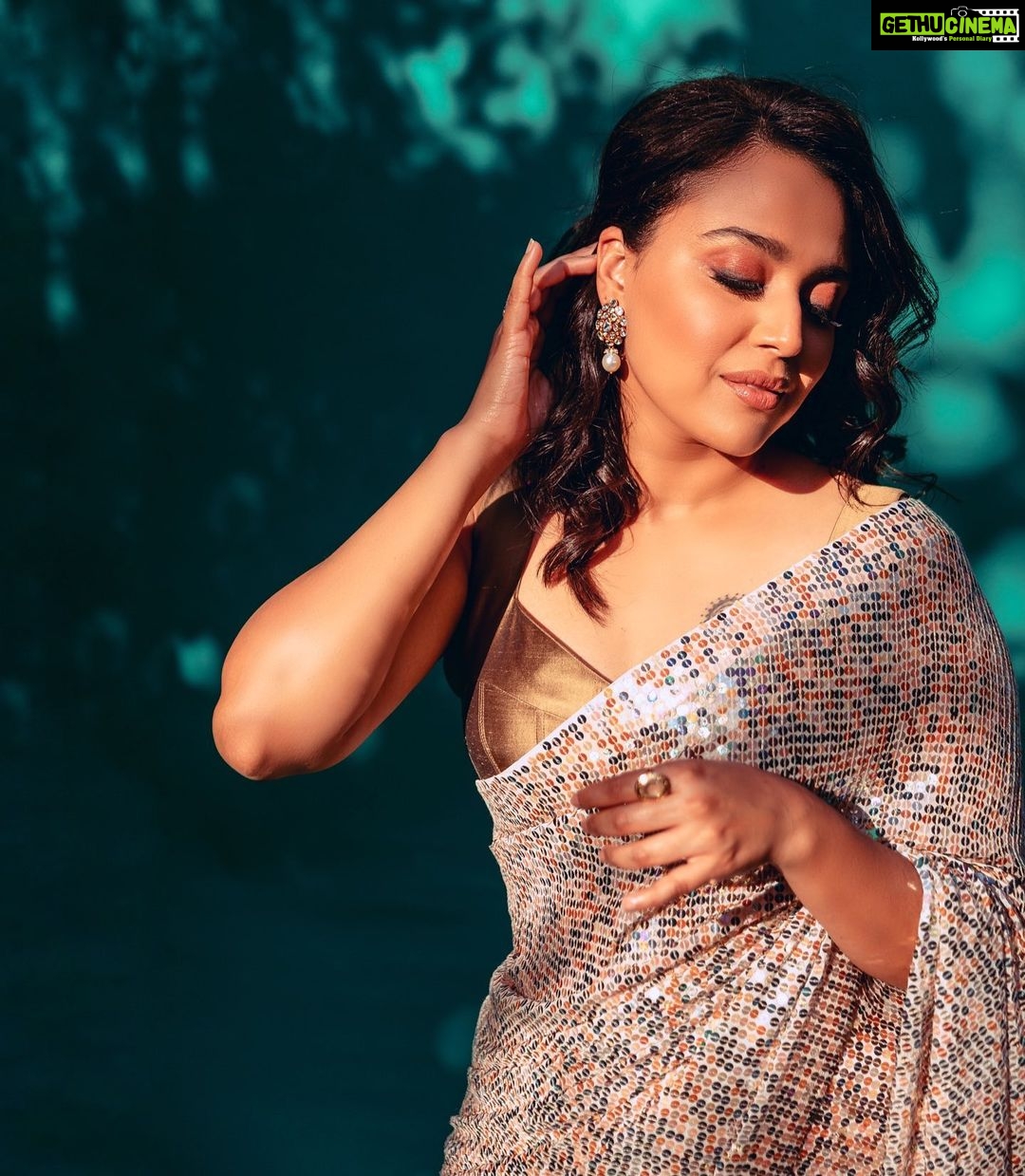 Swara Bhaskar Instagram - Badan pe sitaarey lapettey huey.. ✨ Outfit & jewellery: @manishmalhotra05 @manishmalhotraworld . Makeup: @makeupbypoojagosain Hair: @lawangtamang95 @anukaushikstudio Styled: @prifreebee . Pics: @lensthing