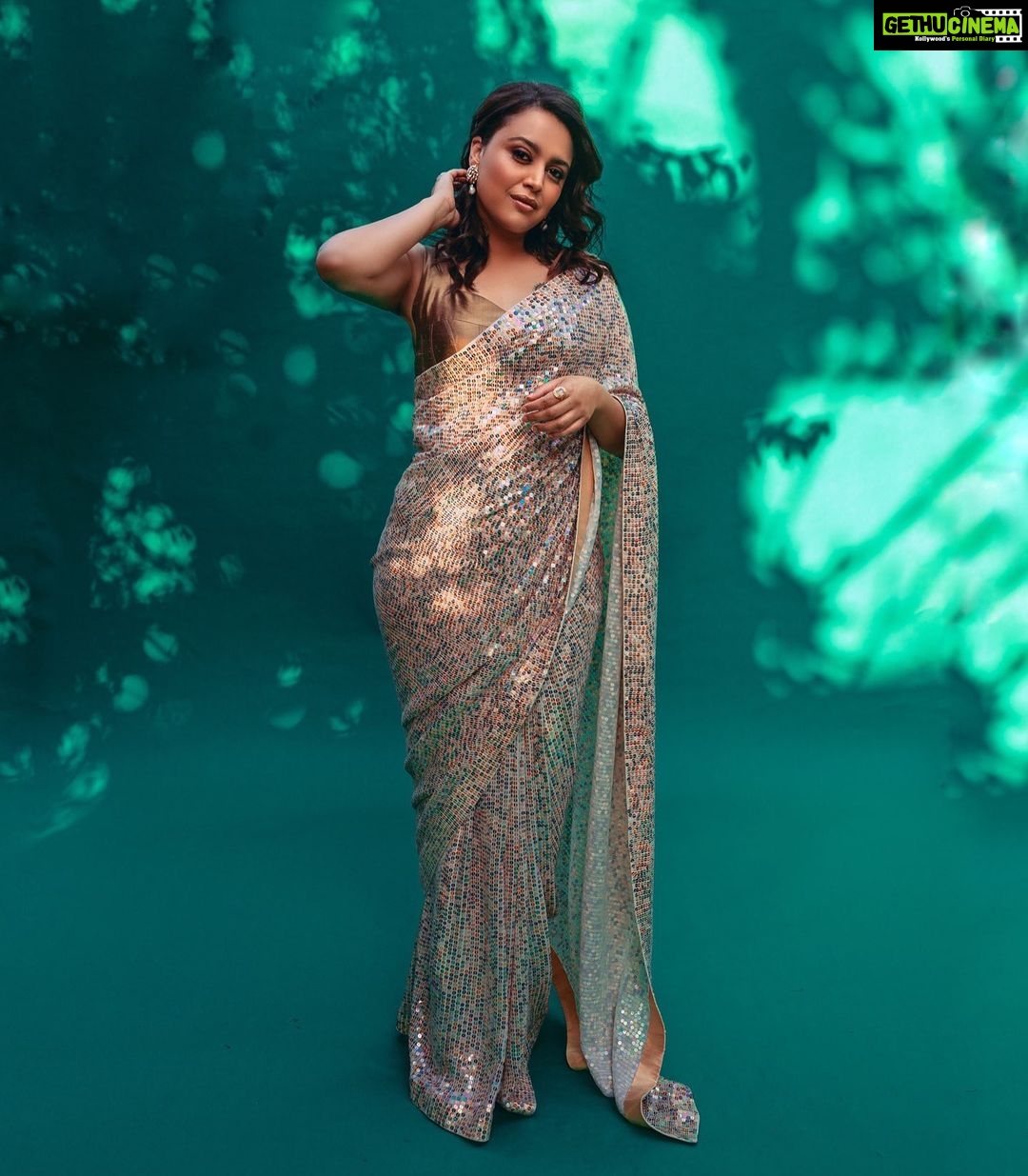 Swara Bhaskar Instagram - Badan pe sitaarey lapettey huey.. ✨ Outfit & jewellery: @manishmalhotra05 @manishmalhotraworld . Makeup: @makeupbypoojagosain Hair: @lawangtamang95 @anukaushikstudio Styled: @prifreebee . Pics: @lensthing