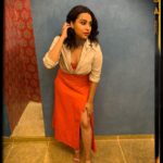 Swara Bhaskar Instagram - The last of the seasons oranges! 🍊😬✨💁🏾‍♀️ . Outfit: @tishshop Jewellery: @amrapalijewels @tribebyamrapali Shoes: @charleskeithofficial . Remote styling tips: @prifreebee Make up: @devikajodhani Hair: @stylistsony . Special thanks: @rohanbodysculptor
