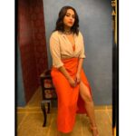 Swara Bhaskar Instagram - The last of the seasons oranges! 🍊😬✨💁🏾‍♀️ . Outfit: @tishshop Jewellery: @amrapalijewels @tribebyamrapali Shoes: @charleskeithofficial . Remote styling tips: @prifreebee Make up: @devikajodhani Hair: @stylistsony . Special thanks: @rohanbodysculptor