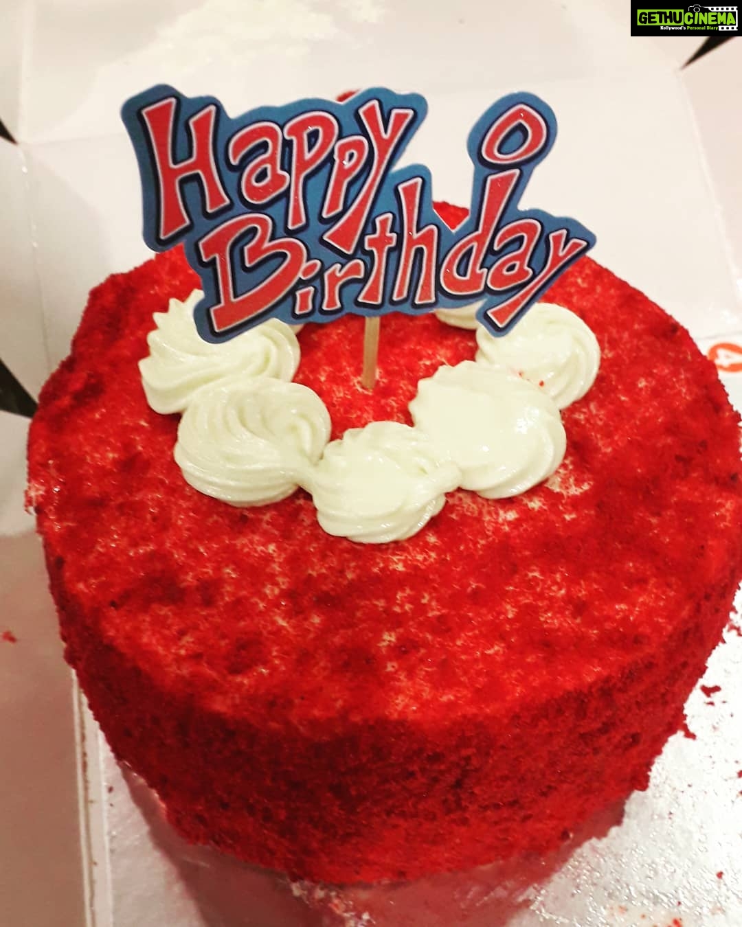 Tanushree Dutta Instagram - That's a whole lot of carb, sugar, fat and dairy but it's my happy budday and my favourite cake the red-velvet cheesecake from one of my favorite bakeries in town. P.S- if ur sending cake pls send low cal, gluten free and dairy free if possible. But for now I'm devouring this with black coffee like a carb-starved monster. 🙈🙈🙈