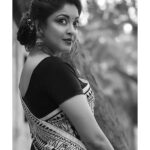 Tanushree Dutta Instagram – Embodying an old world charm!