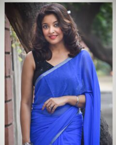 Tanushree Dutta Instagram - The whole nine yards...suits me doesnt it?? Who needs size zero if u can drape it and shape it. India Rox!! @ 26th January #happyrepublicday