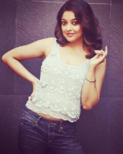 Tanushree Dutta Instagram - So there it is finally..another pic in my weightloss journey! Many more shoots to go and some more pounds too. Will have a super chiselled look in 2021!! On the work front lots of scripts, story synopsis and project proposals being shared with me from Hindi cinema and web content ,regional and everywhere. What a difference weight loss makes to an actors screen appeal and attractiveness!! Getting back to my Miss India Universe shape soon! Once a pageant  queen always a beauty queen I shall remain!! Some modelling and brand endorsements too in the offing in the new year. All in all it has been a major transformative year for me. Lots of hard work on my self, prioritising life goals and a a fair bit of proffessional networking too to get my groove back in the media and glamour industry. Im never ashamed to ask for work and my sincere efforts always pay off. I'm very satisfied with my progress thus far and this is just the beginning folks! Tanushree Dutta 2.0 will be out there soon. Bye bye 2020..Welcome 2021. #blessed