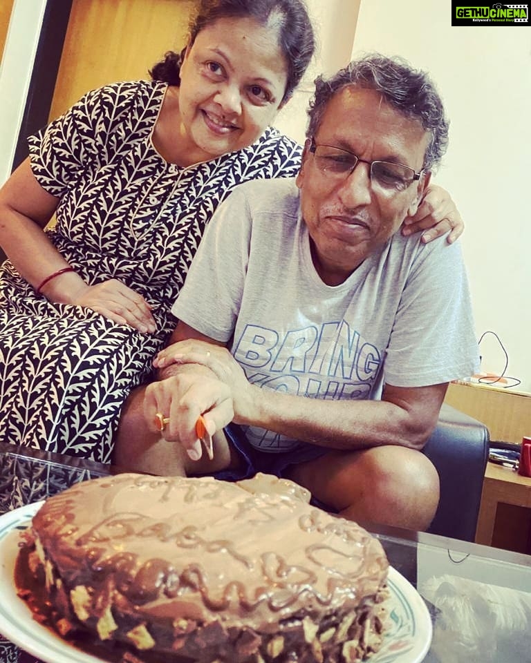 Tanushree Dutta Instagram - Dad's birthday 9th June!! Ishita and Vatsal visited from Juhu and my sister baked a homemade cake with sloppy icing ( super yummy). They missed me somewhat so they sent me pics of the cake!! 🙄🤣🤣🤣 Nevermind that but these pics were too cute to not share! I still remember the day, many years ago, my Dad looked very seriously in my eye and solemnly told me in bengali : "Shib hocche thakur" "mone rakhbi". Meaning: "Shiv is God" "remember that". Anyways I conducted my first meditation workshop on Sunday with God's grace and it was a huge success!! Will be doing more. My dad feels proud!! Love you Dad!! Praise God hallelujah for keeping my family safe and healthy!