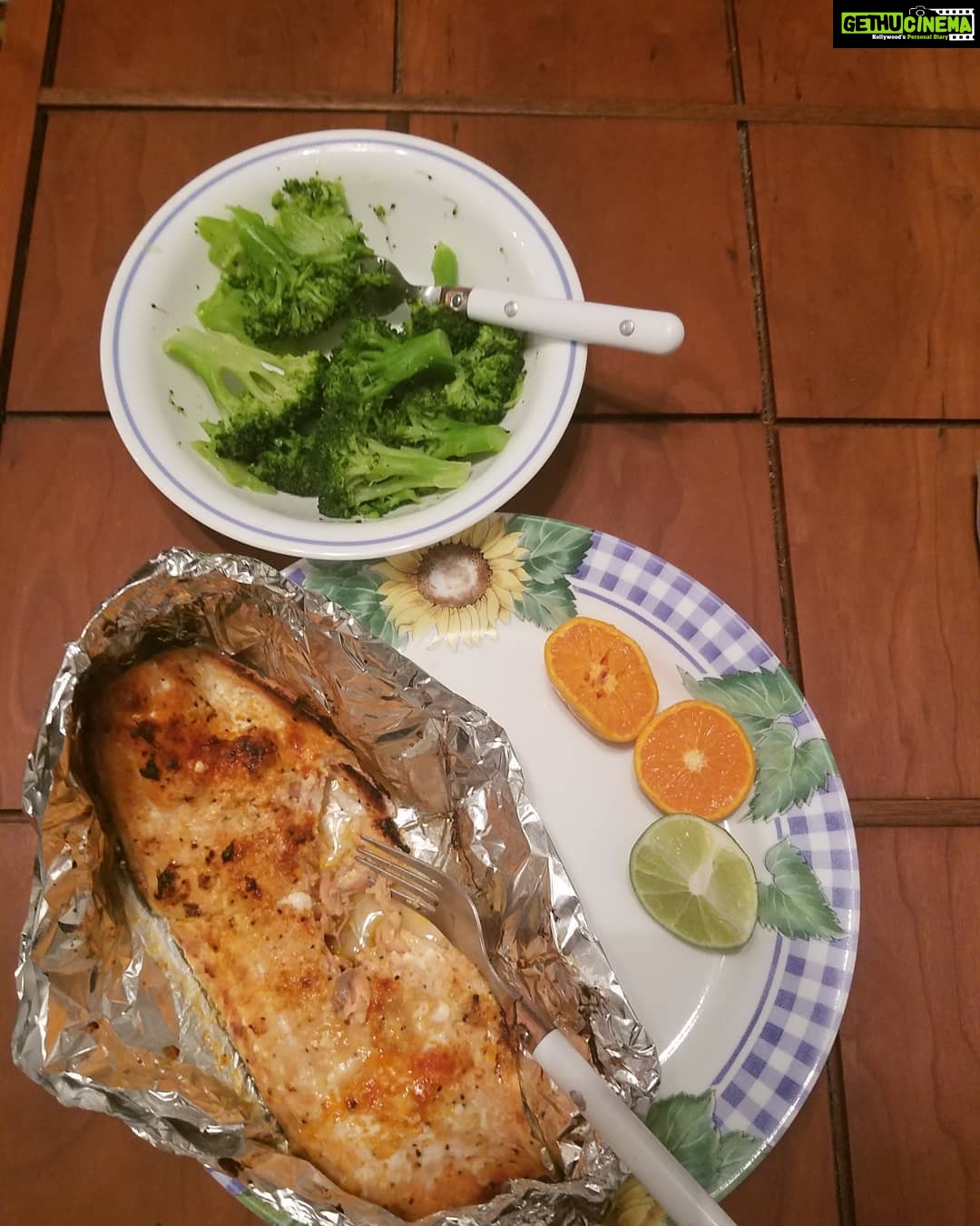 Tanushree Dutta Instagram - So..I cooked the salmon fillet today! Broiled it with a dollop of butter, seasoned with garlic, lemon juice, salt, pepper and a pinch of paprika. Lastly, as a final touch squeezed a half of a tangerine over it before digging my fork right in.Side dish: steamed brocolli!! #heaven #yummy