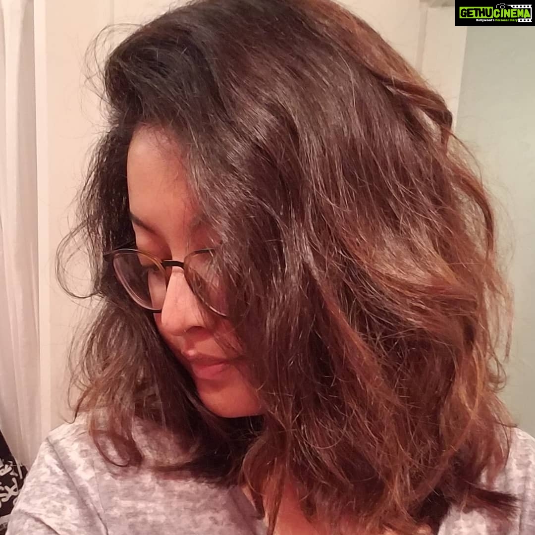 Tanushree Dutta Instagram - Got tired of waiting for this Corona restriction to lift and go to the salon, So took a pair of paper scissors and carefully cut my own hair !!! Came out surprisingly good and super stylish! Cut, layer, texture, finish and final touches...Oh Dear Lord! am I creative or what?? ... Also gave final touches to my upcoming meditation workshop ( link in Bio). Date is set and seats are limited! Eid Mubarak world!!