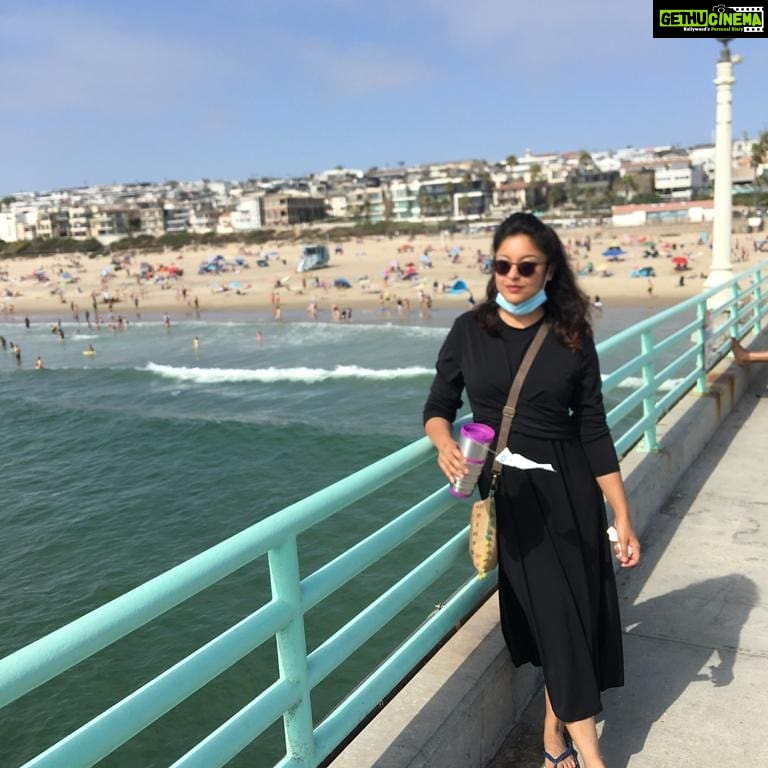 Tanushree Dutta Instagram - Hello beach life!! I'm going to come at ya very very soon..surfing is going to be in my bucket list now...saw some cool stunts the Cali surfers pulling while riding them big waves! I was soooooo envious ofcourse...."thou shall not envy" -the good book says but I saw green when they rode those waves like no care in the world could drown them...Wish I could like that....someday I believe..someday!