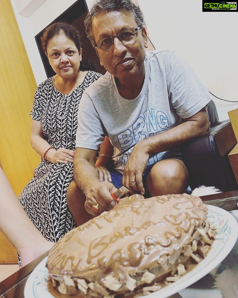 Tanushree Dutta Instagram - Dad's birthday 9th June!! Ishita and Vatsal visited from Juhu and my sister baked a homemade cake with sloppy icing ( super yummy). They missed me somewhat so they sent me pics of the cake!! 🙄🤣🤣🤣 Nevermind that but these pics were too cute to not share! I still remember the day, many years ago, my Dad looked very seriously in my eye and solemnly told me in bengali : "Shib hocche thakur" "mone rakhbi". Meaning: "Shiv is God" "remember that". Anyways I conducted my first meditation workshop on Sunday with God's grace and it was a huge success!! Will be doing more. My dad feels proud!! Love you Dad!! Praise God hallelujah for keeping my family safe and healthy!