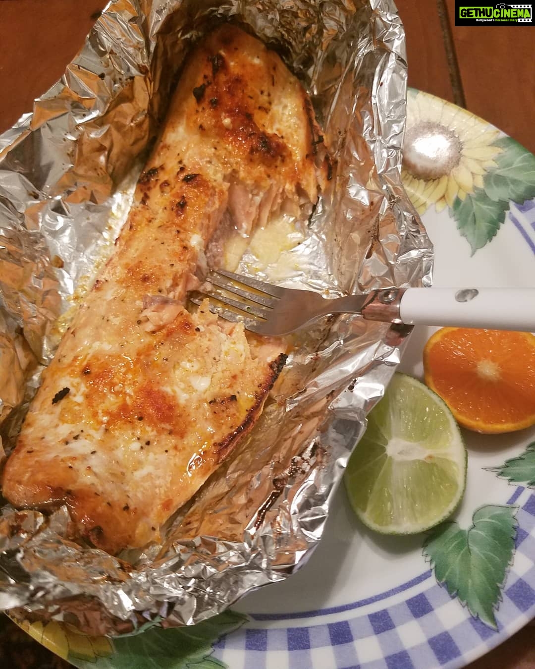 Tanushree Dutta Instagram - So..I cooked the salmon fillet today! Broiled it with a dollop of butter, seasoned with garlic, lemon juice, salt, pepper and a pinch of paprika. Lastly, as a final touch squeezed a half of a tangerine over it before digging my fork right in.Side dish: steamed brocolli!! #heaven #yummy