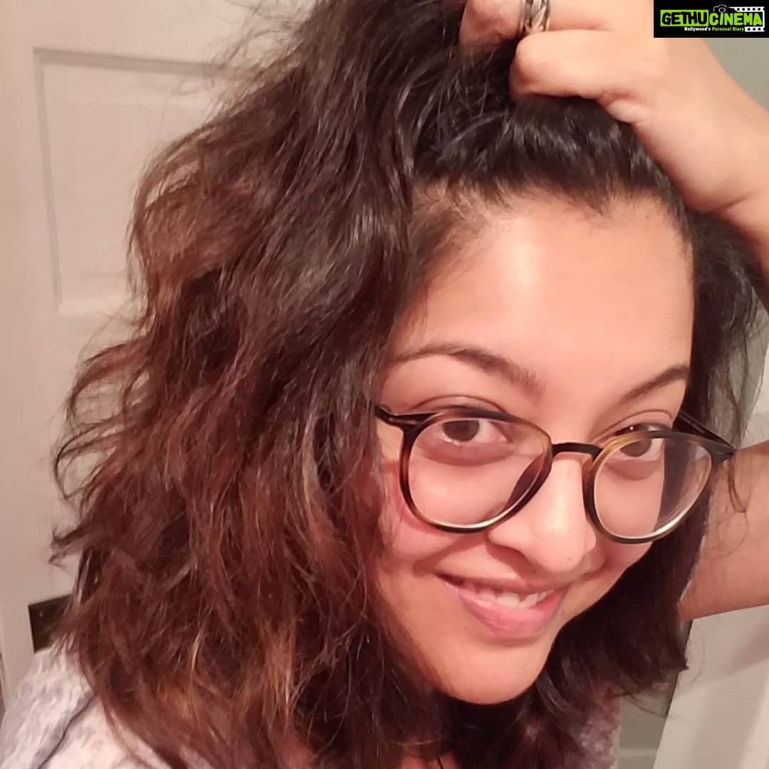 Tanushree Dutta Instagram - Got tired of waiting for this Corona restriction to lift and go to the salon, So took a pair of paper scissors and carefully cut my own hair !!! Came out surprisingly good and super stylish! Cut, layer, texture, finish and final touches...Oh Dear Lord! am I creative or what?? ... Also gave final touches to my upcoming meditation workshop ( link in Bio). Date is set and seats are limited! Eid Mubarak world!!