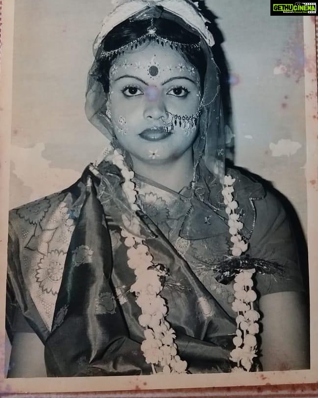 Tanushree Dutta Instagram - Found Mom and Dads old wedding pics!! Happy Mothers day and Fathers day!! Instagram has become my way of storing and documenting family pics..I miss Grandpa and Grandma!!😥I loved them and they loved me soooooo much. My favourite ppl in the whole world but they went away too soon.#era #oldmemories #retro #theeighties #bellbottoms #bangla #mishtidoi