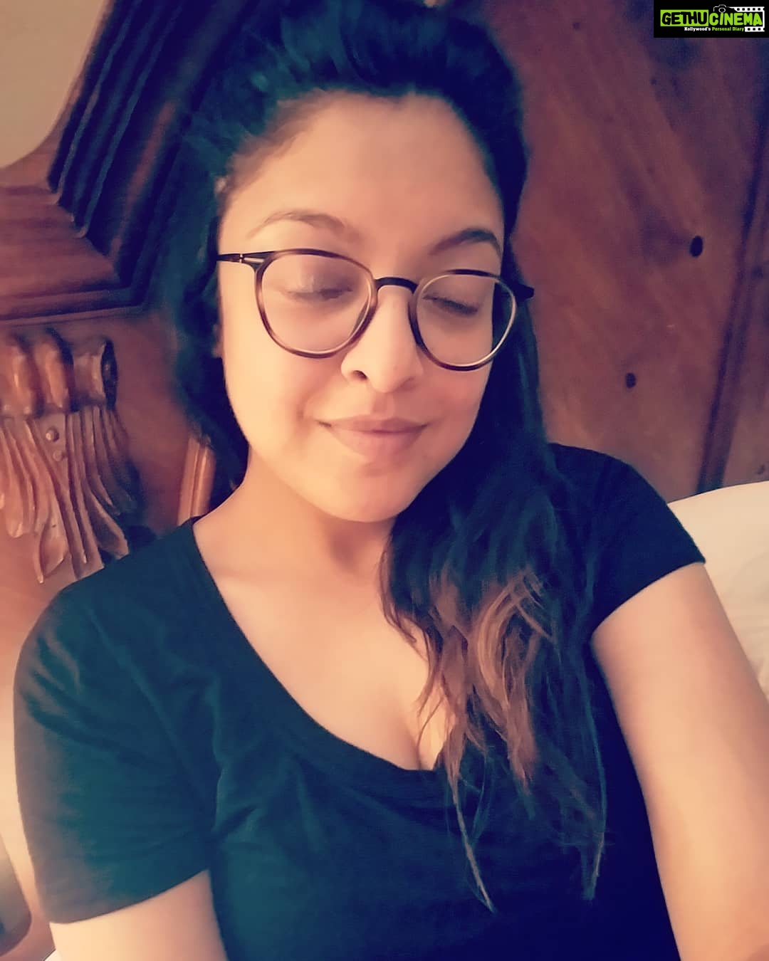 Tanushree Dutta Instagram - So are you guys ready for a live session now?? Or too late?? Last time I didnt inform in advance but this time want to give enough advance notice so nobody misses out. We are finishing the premise today and starting with the first chapter. Today was a cloudy day earlier but tomorrow Sunday hopefully it will be good to do a long session. I'm coming live in like 30-40 min or so for a short session and then tomo again for a more lengthy one.