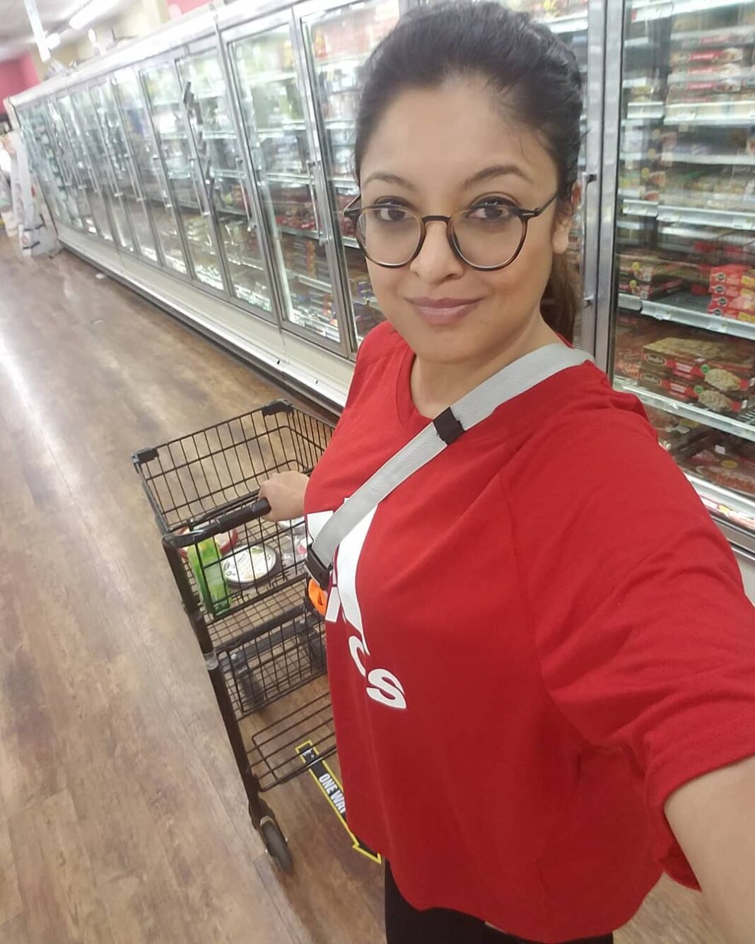 Tanushree Dutta Instagram - I mean seriously..When I needed to lose weight it was an uphill task, but now when no one should give a shit about these things including me, I'm dropping the pounds everyday like nobody's business. No gym coz everything is shut..just walking, hiking and running in the woods nearby ( allowed in california with distance). Any ways picking up some samagri for some hearty soup recipes. I dont mind the drastic weightloss..I feel like a new person! And fyi I'm loving my own Gita readings🤩 #newbody #mountainlife #americanlife #quarantine #stillfree #amazing #prayingeveryday #meditation