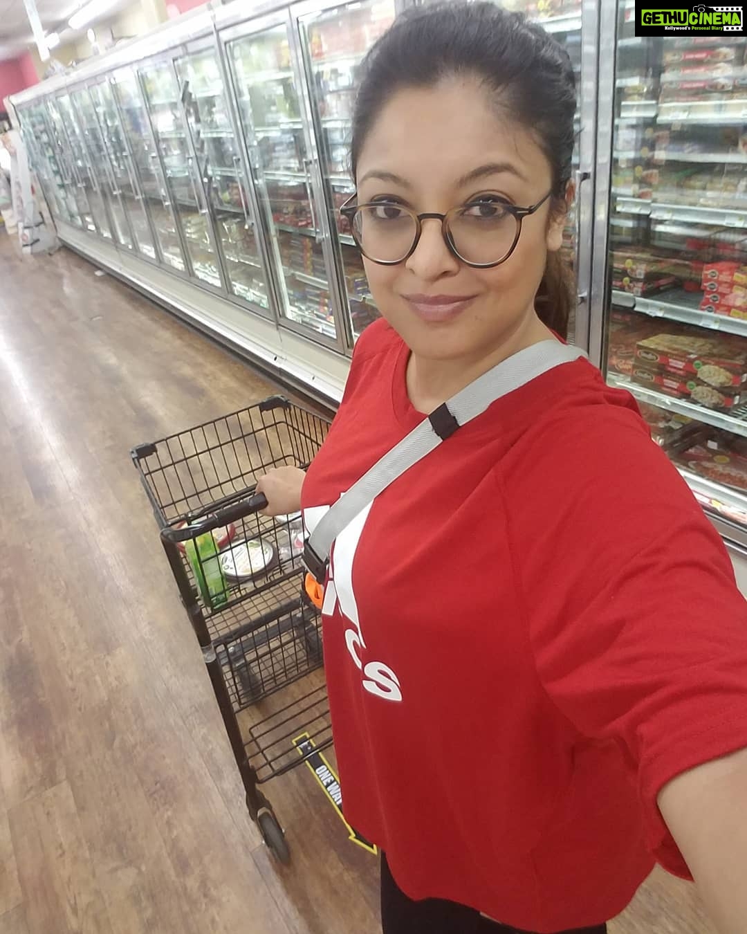 Tanushree Dutta Instagram - I mean seriously..When I needed to lose weight it was an uphill task, but now when no one should give a shit about these things including me, I'm dropping the pounds everyday like nobody's business. No gym coz everything is shut..just walking, hiking and running in the woods nearby ( allowed in california with distance). Any ways picking up some samagri for some hearty soup recipes. I dont mind the drastic weightloss..I feel like a new person! And fyi I'm loving my own Gita readings🤩 #newbody #mountainlife #americanlife #quarantine #stillfree #amazing #prayingeveryday #meditation