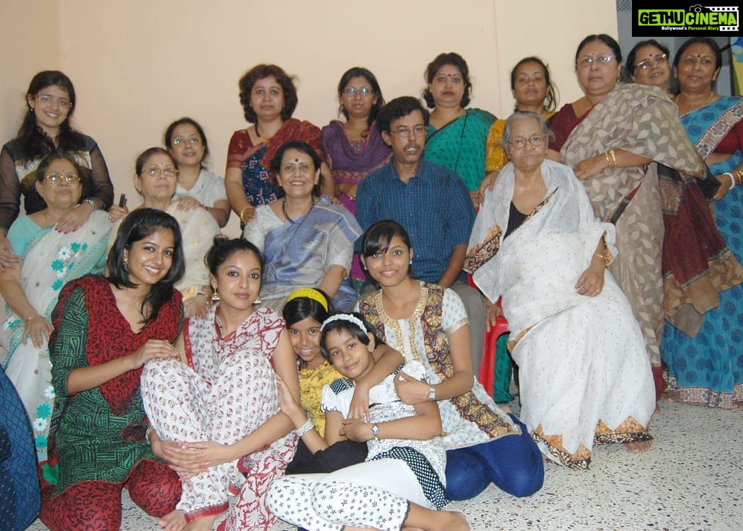 Tanushree Dutta Instagram - Just found this on my fone book!! My massive family gathering in Kolkata in 2010.Been a decade but memories are still fresh!! My adorable and loud bengali family where you can hear us from like a block away when we are all together🤣🤣🤣 Shobai bhalo theko go, Chinta kori eto door theke!!