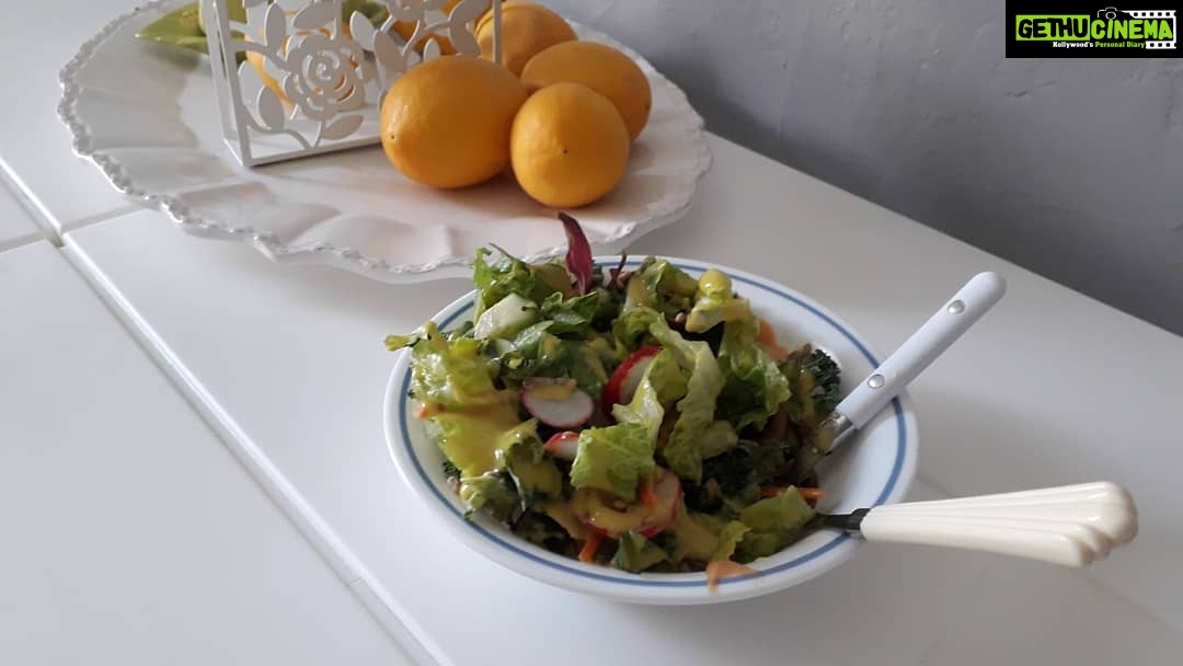 Tanushree Dutta Instagram - That's a really late lunch but I was not much hungry after my heart full live instagram chat with @rudranic. So here is my bowl of healthy and light salad: ( lettuce, kale, shredded carrots, roasted sunflower seeds, avocado and sauteed mushrooms in honey mustard dressing!! Yummy!!π) Hope you guys enjoyed our chat and will come back with more in days to come!! #stayhealthy #stayhome #staystrong #staysafe #staypositive