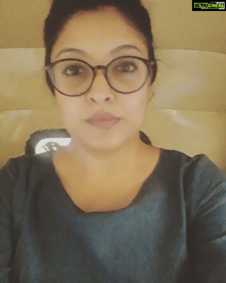 Tanushree Dutta Instagram - Rickshaw ride in Mumbai on my way to a meditation session!! My Christmas is already very very Merry🙂 Had a supersonic "dhyaan" session and my "adhyatamic" journey is carrying on as usual with not too many breaks lol.Todays occassion at the yoga centre was Jesus's Happy Birthday and we all celebrated with Carols,meditation and other devotional chants.Way to Go!! Learning Kriya Yoga from the lineage of Mahavatar Babaji so super stoked to get back to kriya practise after a long time!!
