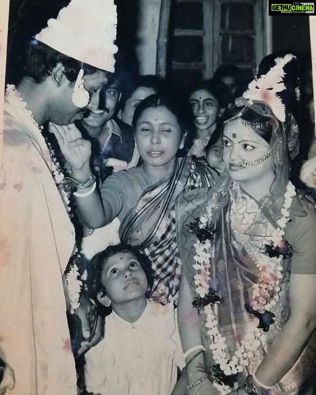 Tanushree Dutta Instagram - Found Mom and Dads old wedding pics!! Happy Mothers day and Fathers day!! Instagram has become my way of storing and documenting family pics..I miss Grandpa and Grandma!!😥I loved them and they loved me soooooo much. My favourite ppl in the whole world but they went away too soon.#era #oldmemories #retro #theeighties #bellbottoms #bangla #mishtidoi