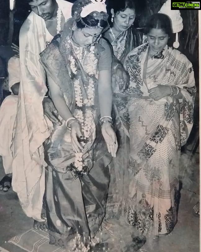 Tanushree Dutta Instagram - Found Mom and Dads old wedding pics!! Happy Mothers day and Fathers day!! Instagram has become my way of storing and documenting family pics..I miss Grandpa and Grandma!!😥I loved them and they loved me soooooo much. My favourite ppl in the whole world but they went away too soon.#era #oldmemories #retro #theeighties #bellbottoms #bangla #mishtidoi