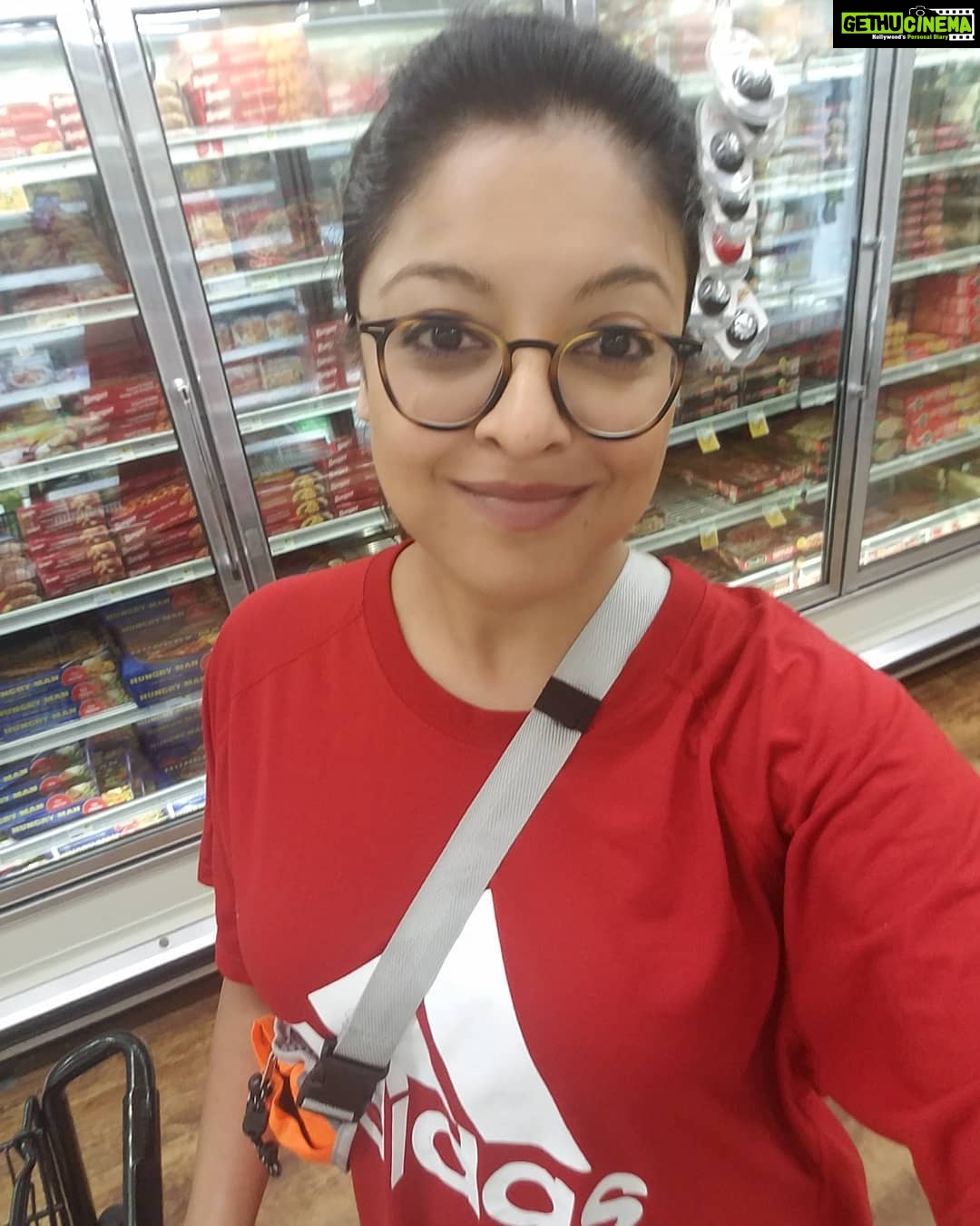 Tanushree Dutta Instagram - I mean seriously..When I needed to lose weight it was an uphill task, but now when no one should give a shit about these things including me, I'm dropping the pounds everyday like nobody's business. No gym coz everything is shut..just walking, hiking and running in the woods nearby ( allowed in california with distance). Any ways picking up some samagri for some hearty soup recipes. I dont mind the drastic weightloss..I feel like a new person! And fyi I'm loving my own Gita readings🤩 #newbody #mountainlife #americanlife #quarantine #stillfree #amazing #prayingeveryday #meditation