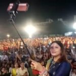 Tanushree Dutta Instagram – Clicking a selfie from stage at the Garba event!! Mass hysteria and grand welcome in Indore.By Gods grace its heartwarming to see people still respond like this and turn up in large numbers at my events.#mylife