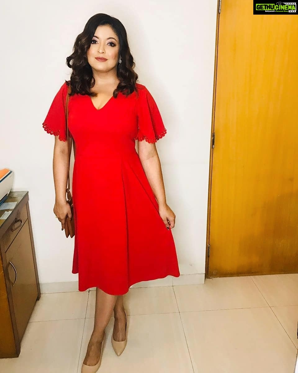 Tanushree Dutta Instagram - My look last evening for the MTV Digital awards at the Sahara Star hotel in Mumbai. My super glam look Makeup by @makeupbysaaniya and Hairstyling by @hairstyling_by_fatema Wardrobe self styled and bought from summer sale shopping from H&M in USA😝