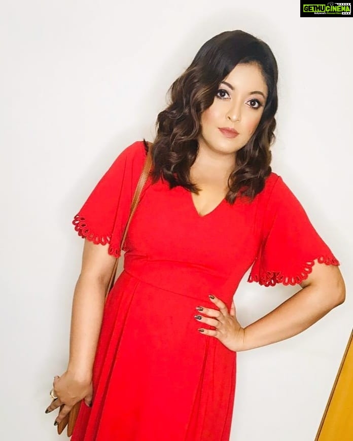 Tanushree Dutta Instagram - My look last evening for the MTV Digital awards at the Sahara Star hotel in Mumbai. My super glam look Makeup by @makeupbysaaniya and Hairstyling by @hairstyling_by_fatema Wardrobe self styled and bought from summer sale shopping from H&M in USA😝