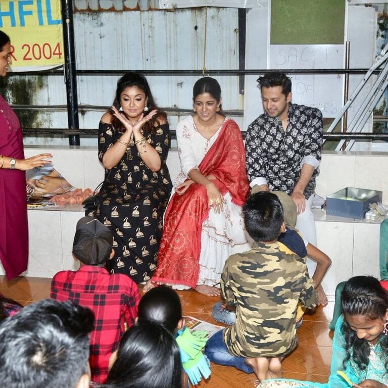 Tanushree Dutta Instagram - Fun day at a local NGO in Mumbai with underprivileged kids and rotary volunteers.My Diwali celebrations this year with a small heartfelt gesture from Dutta family!! Thankyou God for all your blessings on us.Without your grace givers cannot give nor receiving possible.#love